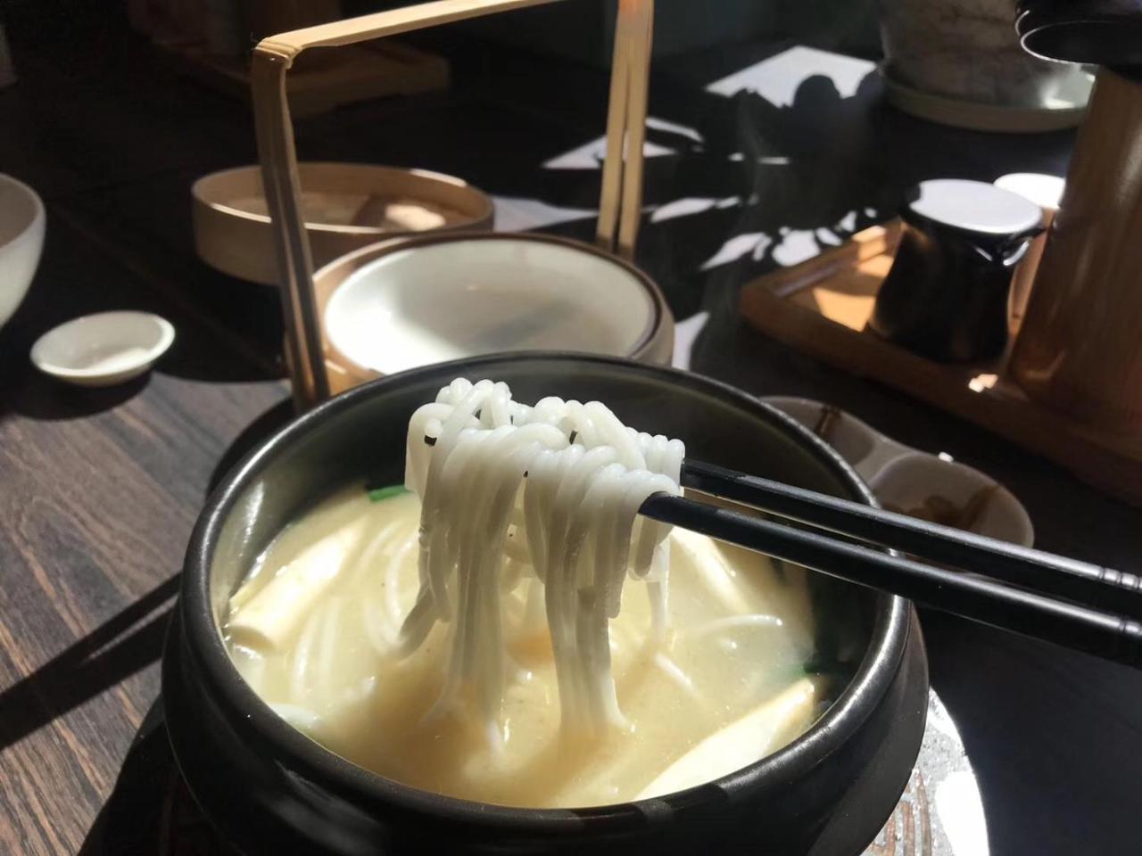ホテル ムーン アンド チャリス 昆明 エクステリア 写真